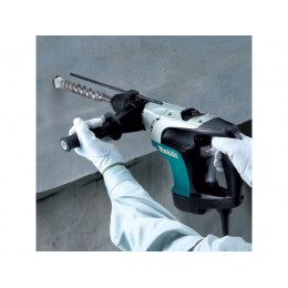 Перфоратор MAKITA HR 4002 в чем.